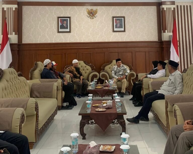 IKAT Aceh Sambut Kedatangan Ustaz Hanan Attaki di Banda Aceh